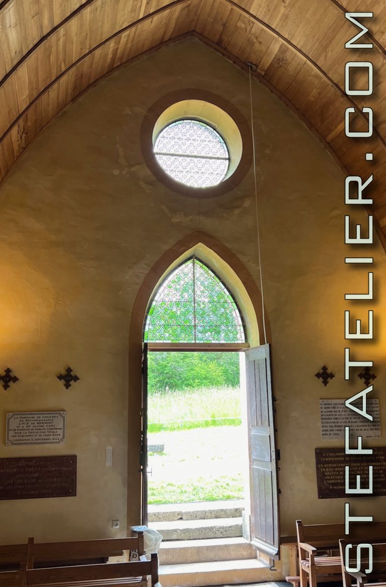 Photo des vitraux cisterciens de la porte de la chapelle de notre dame de bermont