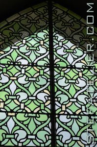 gros plan sur les vitraux cisterciens de la chapelle de Notre Dame de Bermont dans les vosges